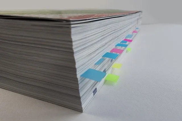 Post-it colores sur un tableau de planification de projet digital